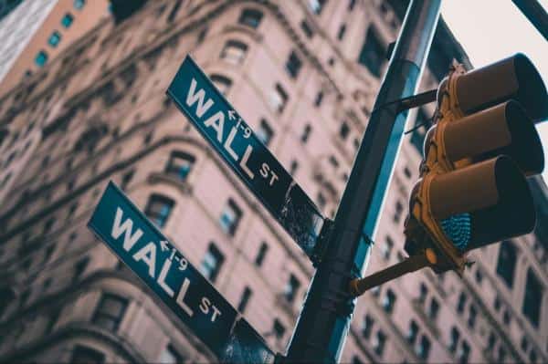 From Wall Street to Main Street: Are Bitcoin ETFs Signaling a New Era in Crypto? 1 월스트리트에서 메인스트리트까지: 비트코인 ETF가 암호화폐의 새로운 시대를 알리고 있나요? 2