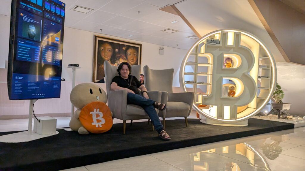 Bukele’s Futuristic BINAES Library Blends Books, Bitcoin, and Family Play in Revitalized Capital 11
